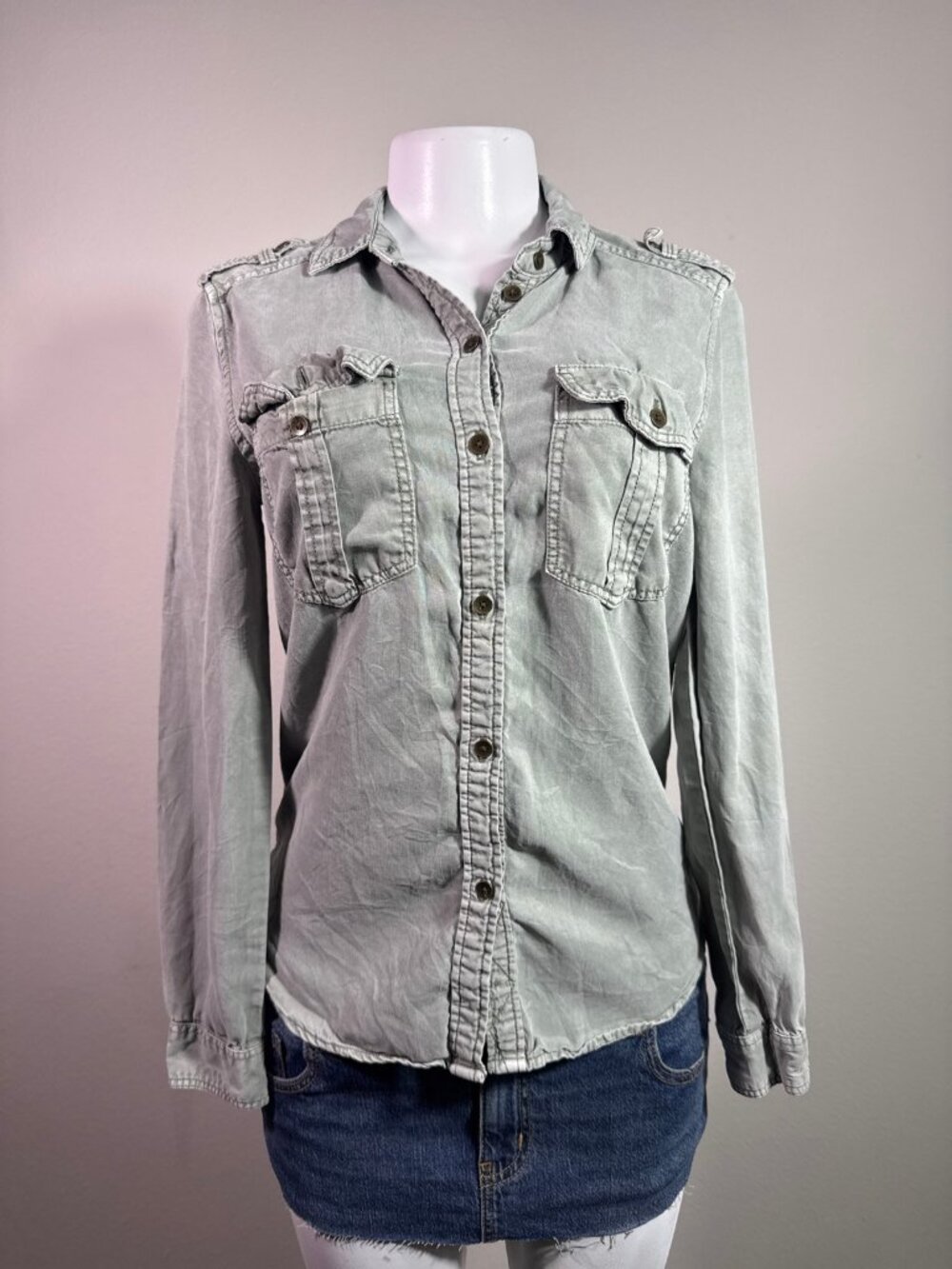 American Eagle Outfitters Boyfriend Fit Button Up Shirt – Women's Used Clothing